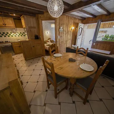 Le Chateau Apartment *